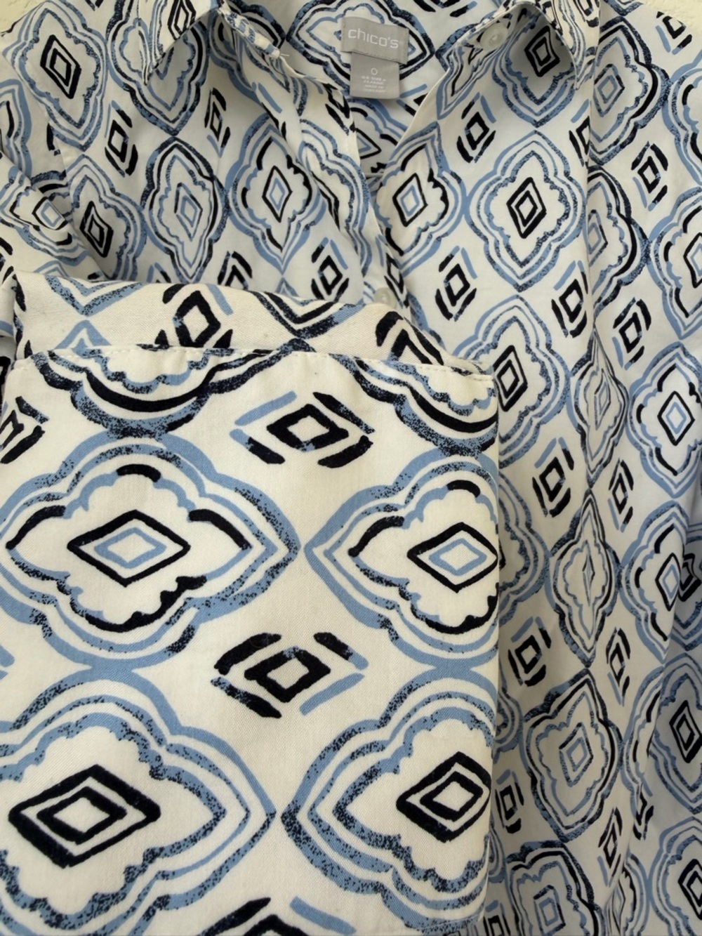 Chicos Women's Blouse Top Button Up Shirt Diamond Print Blue White Size 0 - Picture 5 of 13
